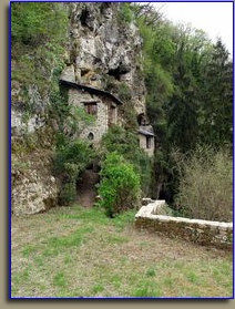 Ermitage de Saint Sour, dans les falaises dominant la Vzre.