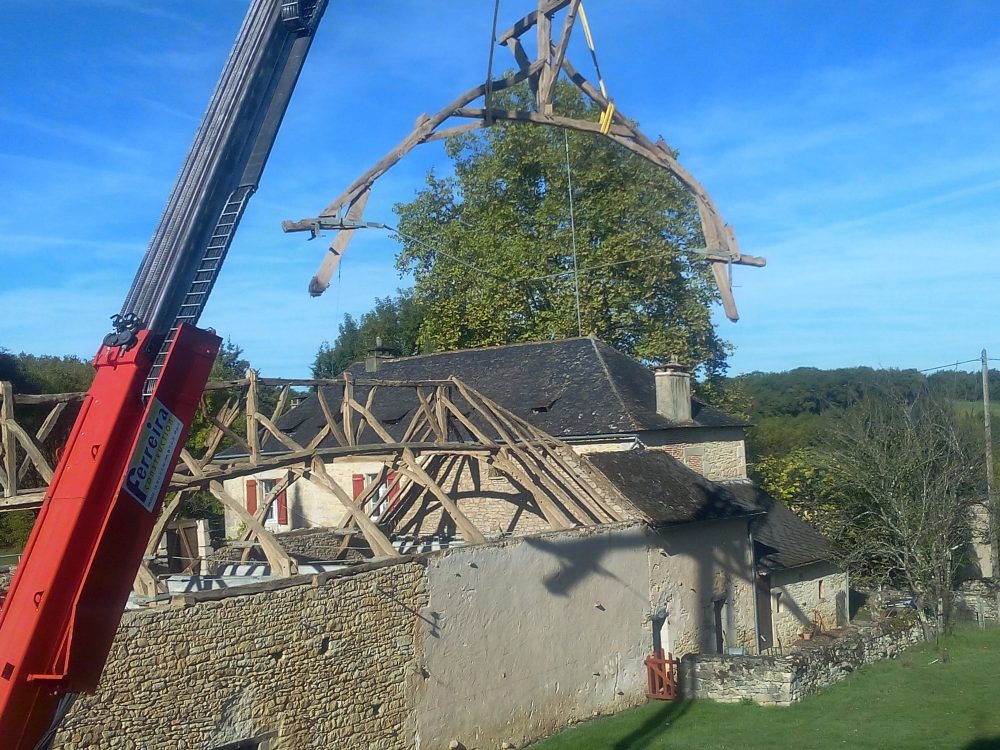 Démontage toiture ancienne grange