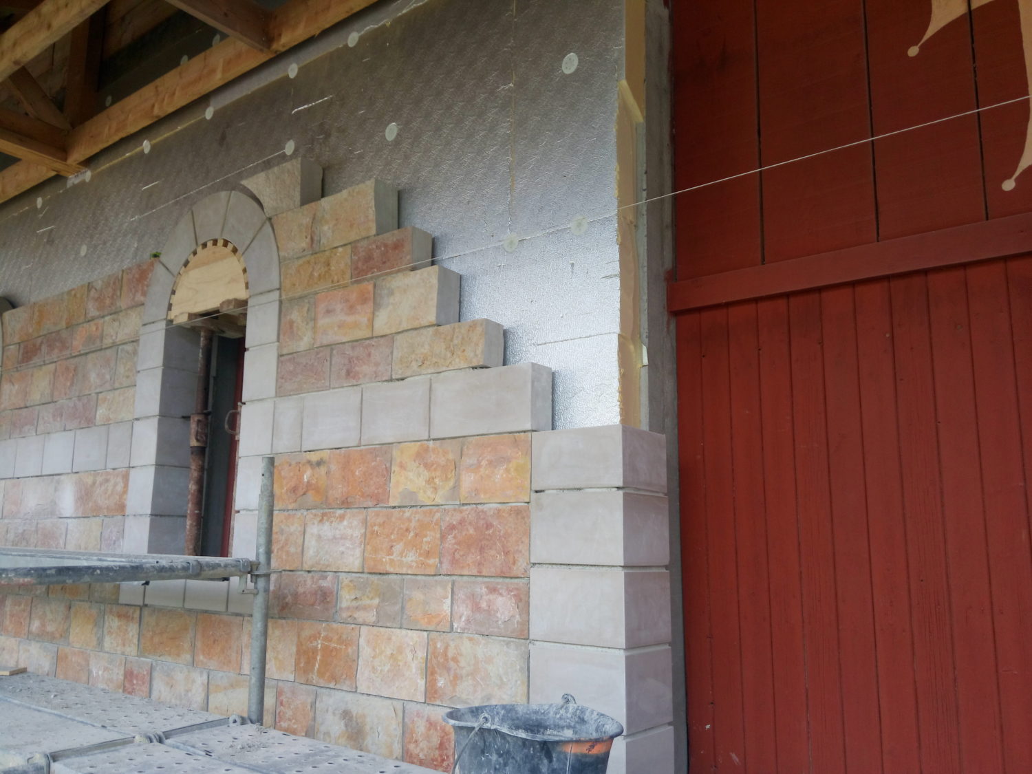Construction du mur extérieur en pierre