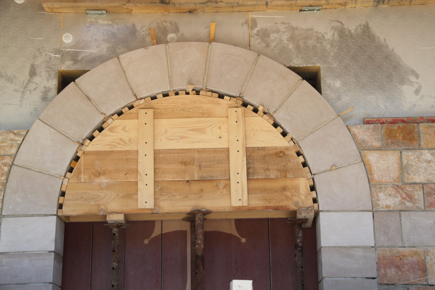 Construction d'un arc en pierre calcaire